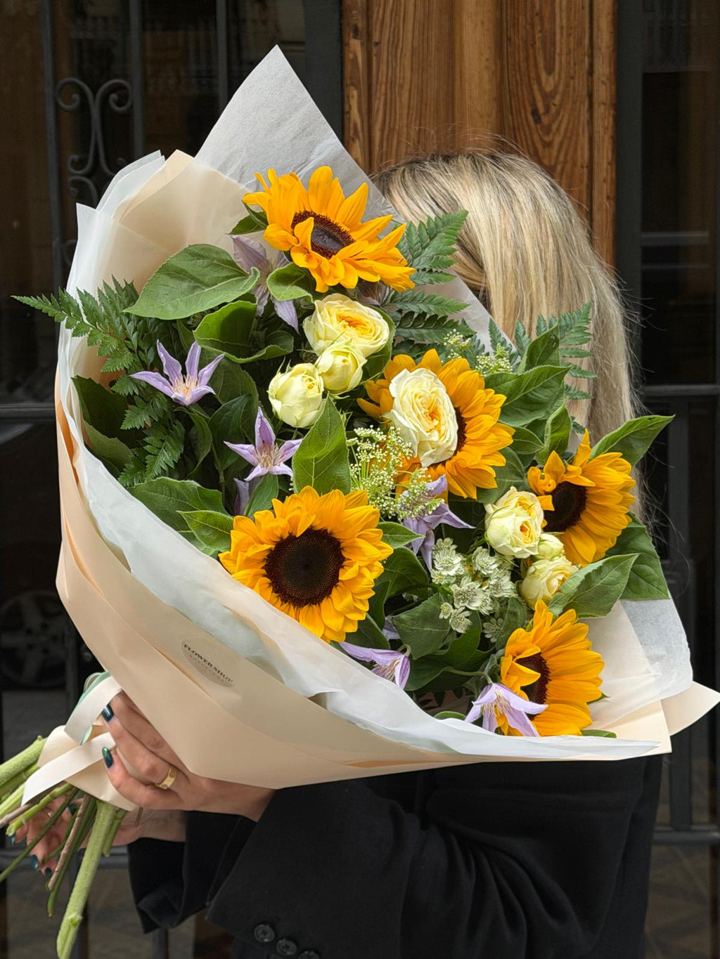 Campo Dorado combina grandes girasoles con rosas en tonos crema, ammi blanco y flores lilas para crear un ramo fresco, natural y lleno de color.