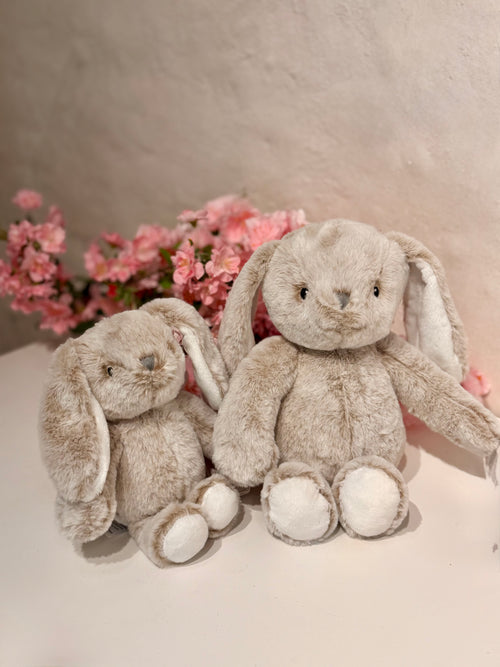 Conejos de peluche gris en tamaño pequeño y grande con flores rosas