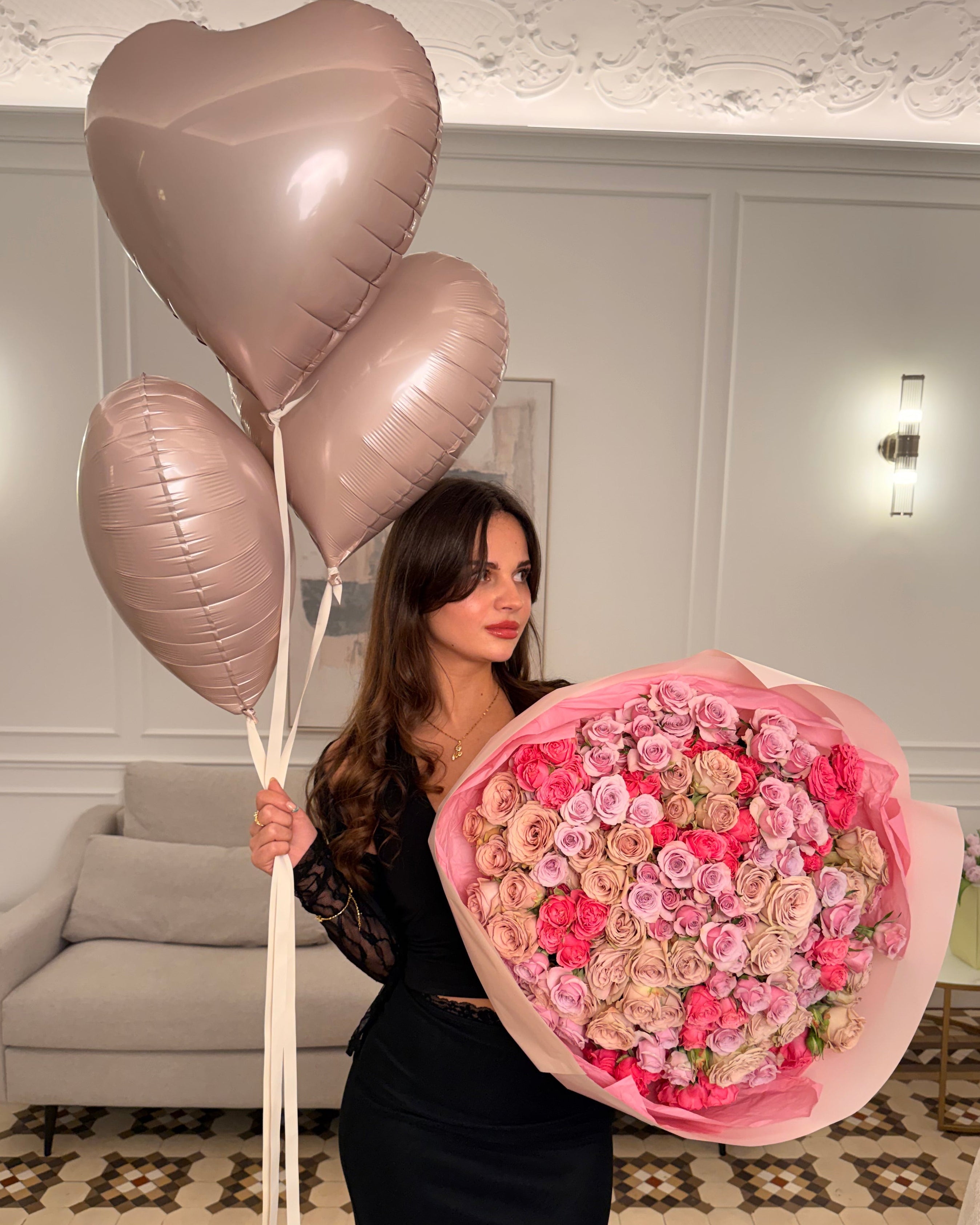 Rosado y Nude: Ramo Romántico Gigante de Rosas con Globos de Corazón