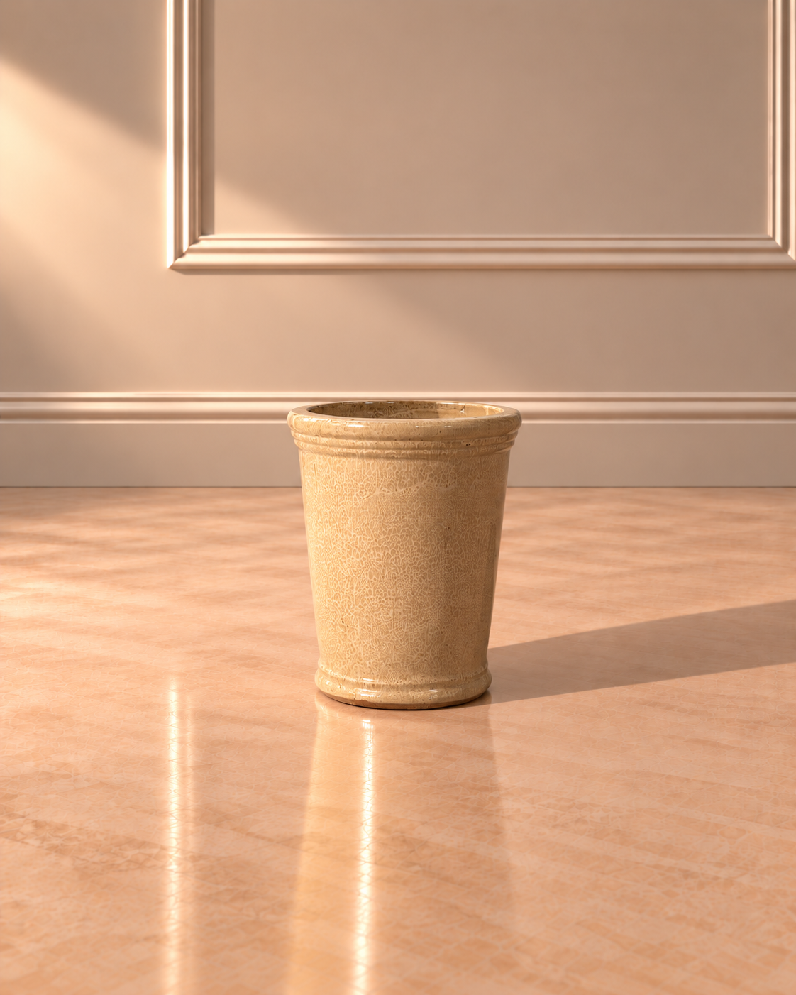 Jarrón Arena Clásico Pequeño de forma cilíndrica, con borde elevado, base definida y acabado esmaltado de textura sutilmente craquelada.
