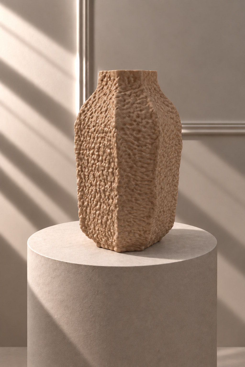 Jarrón Arena Texturizado de forma alta y escultórica, con superficie rugosa en relieve y paneles verticales.