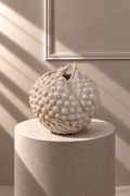Jarrón Arrecife de diseño italiano, forma redondeada y textura inspirada en el coral sobre pedestal