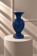 Jarrón Azul Palacio de EDG sobre pedestal, con silueta alta y relieves ornamentales en azul intenso.