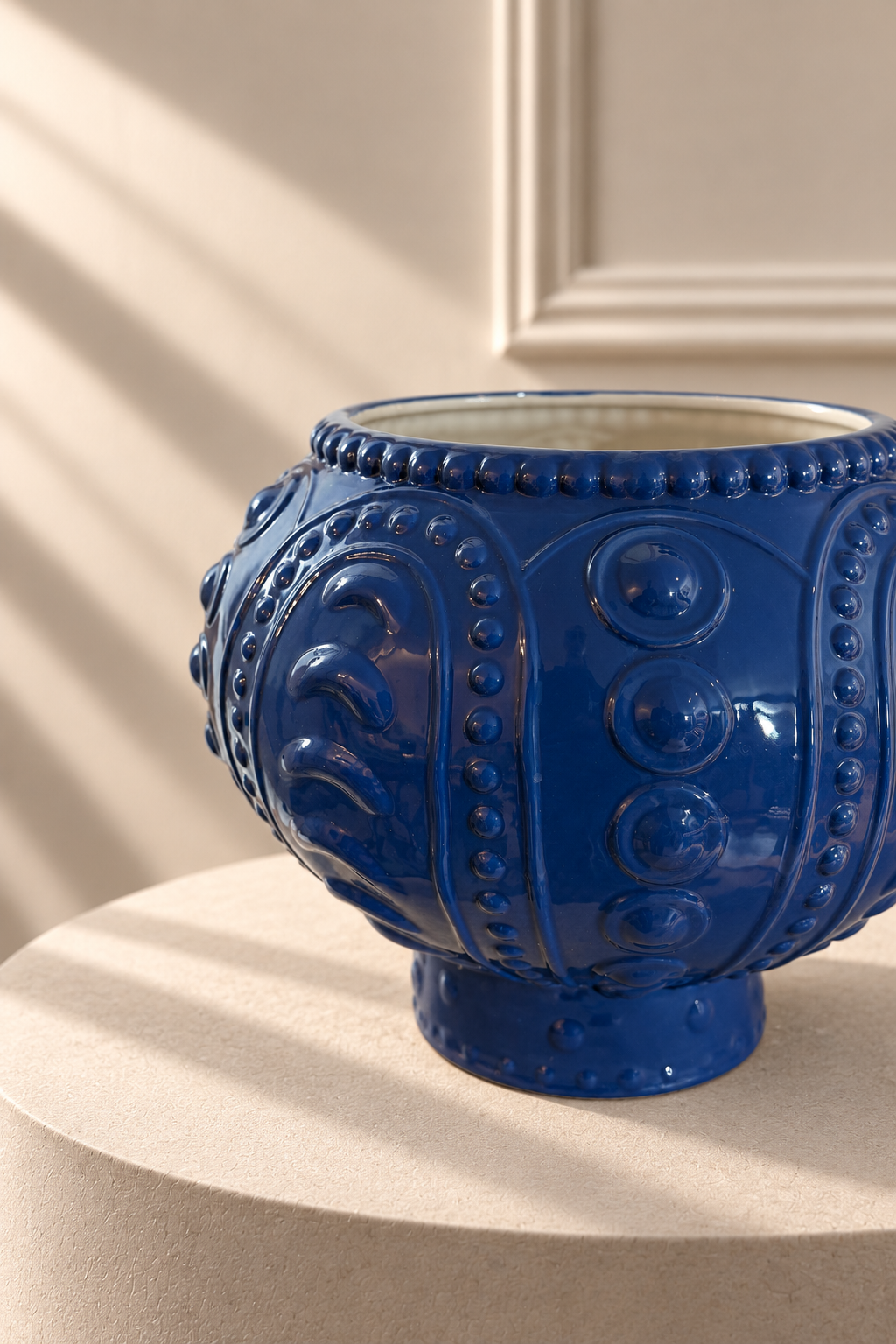Vista frontal del Jarrón Azul Tesoro de EDG, con forma redondeada y textura ornamental en relieve