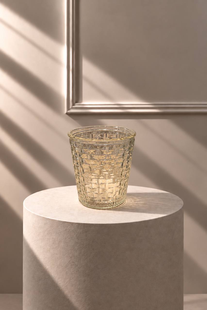 Jarrón Cristal Cuadrícula transparente con relieve geométrico, sobre pedestal de piedra