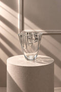 Jarrón Cristal Ondulado de vidrio transparente sobre pedestal
