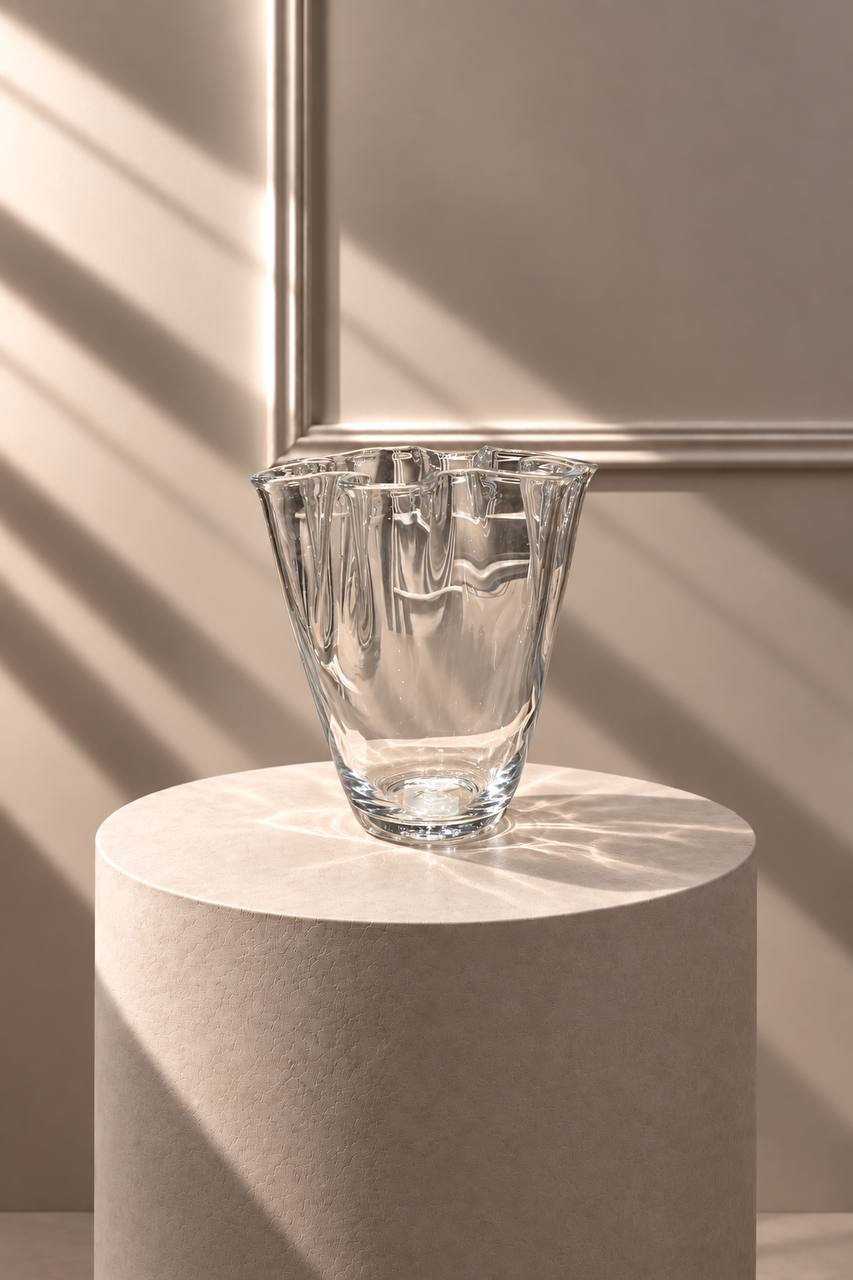 Jarrón Cristal Ondulado de vidrio transparente sobre pedestal
