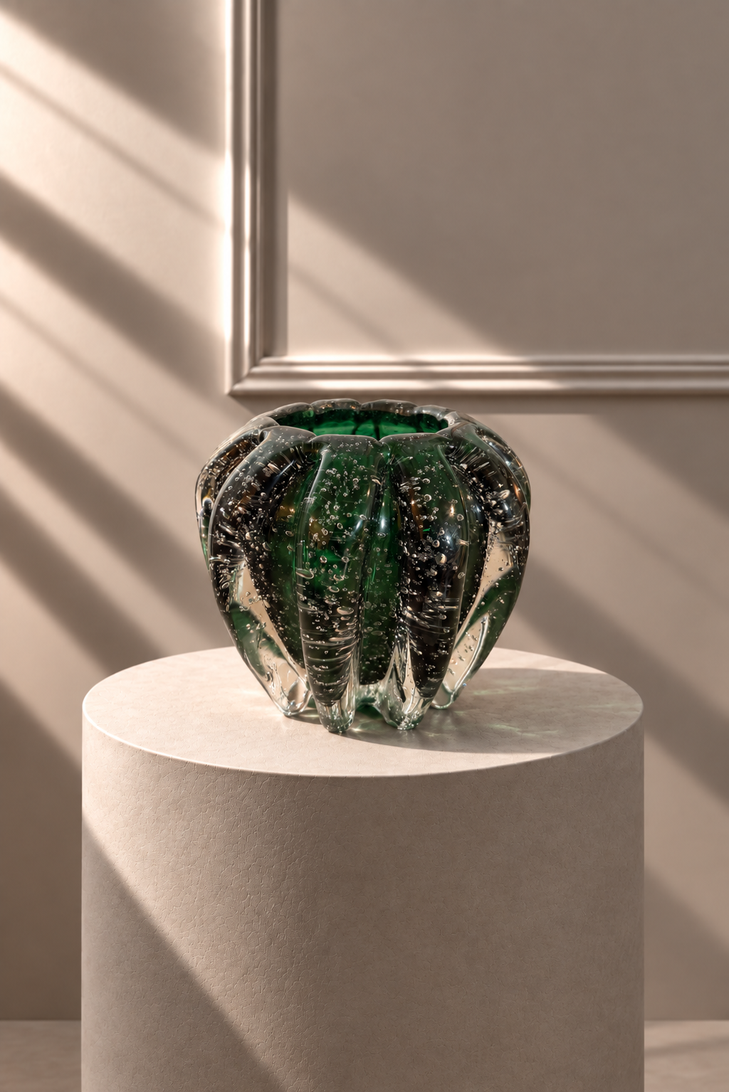 Jarrón Gota Esmeralda de vidrio de Murano verde sobre pedestal

