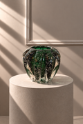 Jarrón Gota Esmeralda de vidrio de Murano verde sobre pedestal
