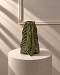 Jarrón Hoja Verde sobre pedestal, con forma escultórica de hoja plegada y esmalte verde brillante.
