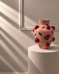 Jarrón Maduixa rosa sobre pedestal, con fresas rojas y hojas verdes en relieve sobre toda la superficie.