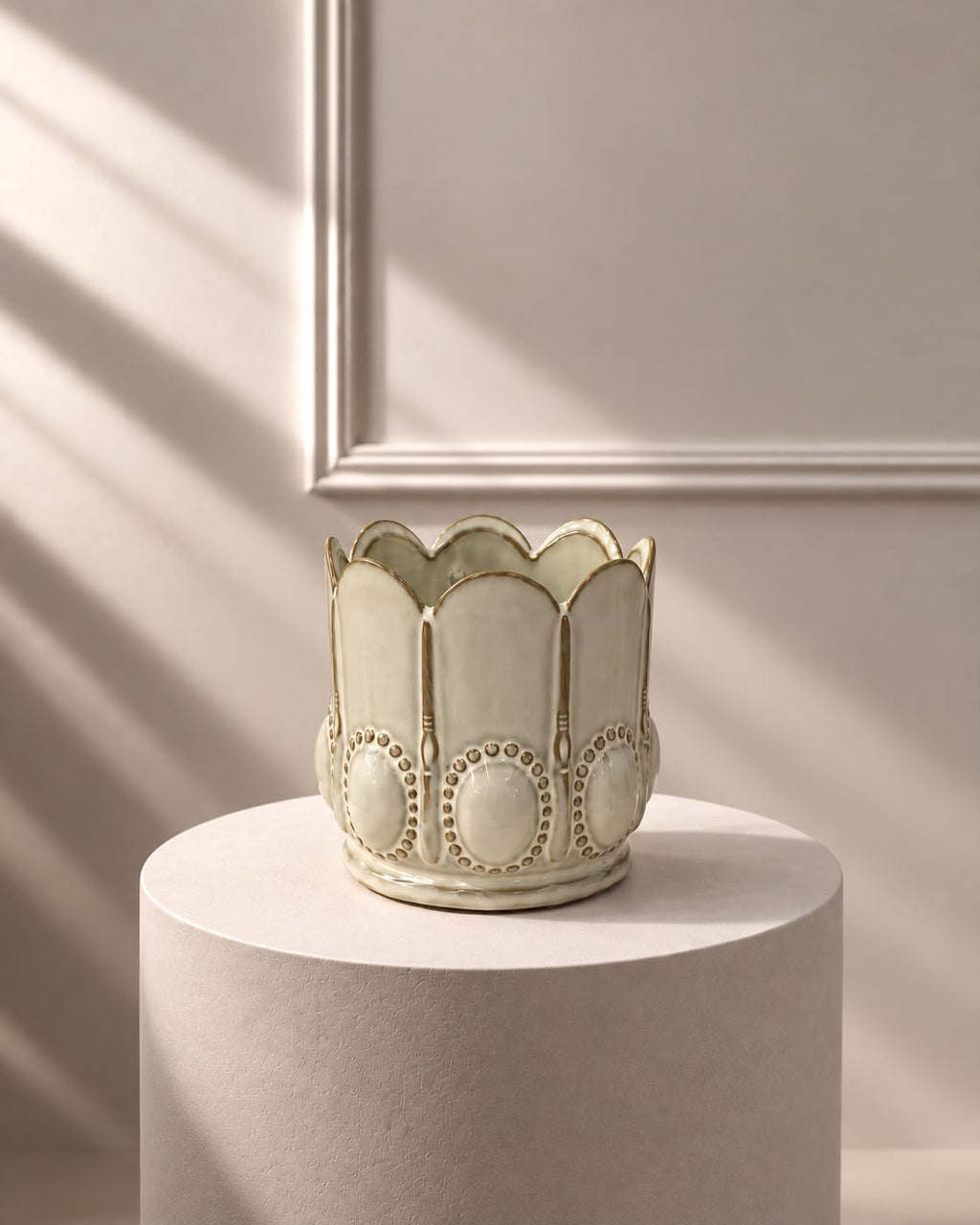 Jarrón Marfil Vintage con borde festoneado, relieves ornamentales y detalles dorados sobre fondo marfil.