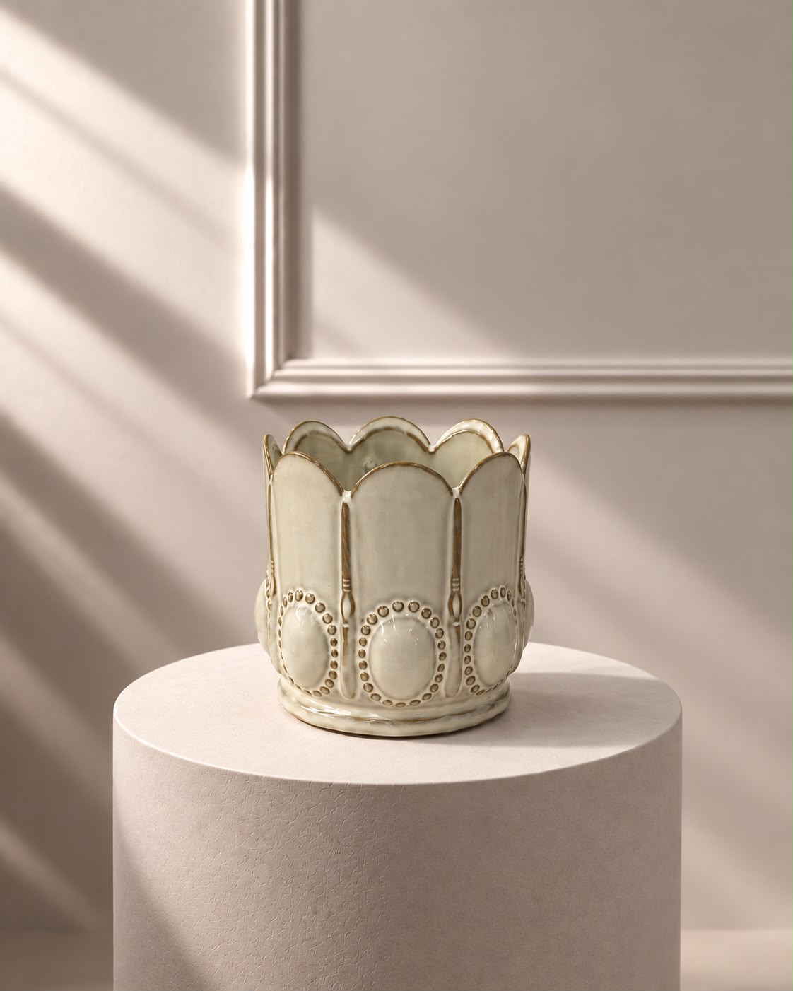 Jarrón Marfil Vintage con borde festoneado, relieves ornamentales y detalles dorados sobre fondo marfil.