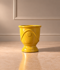 Jarrón Medallón Amarillo Mediano con acabado esmaltado brillante, base de pedestal y medallón floral en relieve en la parte frontal