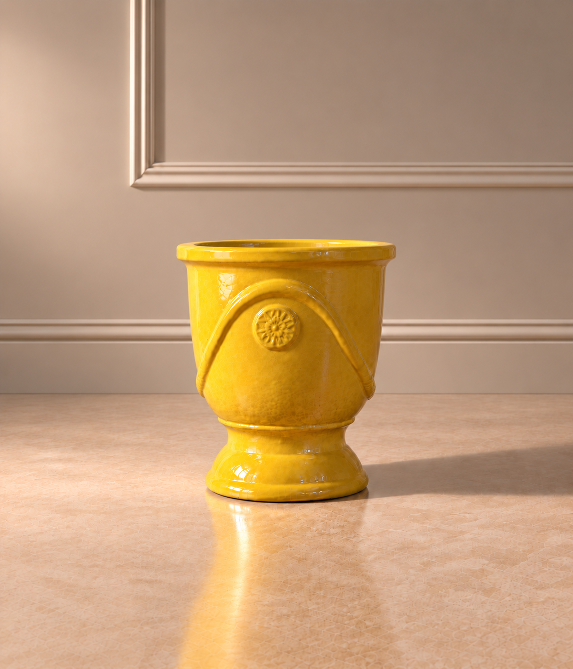 Jarrón Medallón Amarillo Mediano con acabado esmaltado brillante, base de pedestal y medallón floral en relieve en la parte frontal