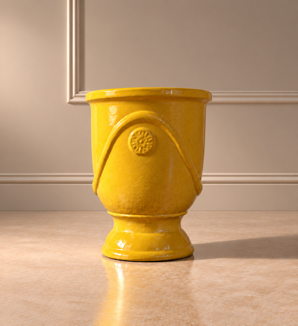 Jarrón Medallón Amarillo Grande con acabado esmaltado brillante, base de pedestal y medallón floral en relieve en la parte frontal.