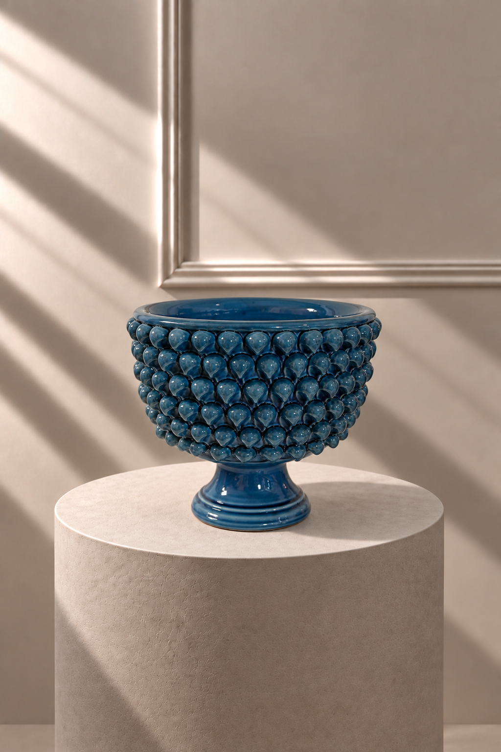 Jarrón Olas del Mar azul marino con textura en relieve sobre pedestal