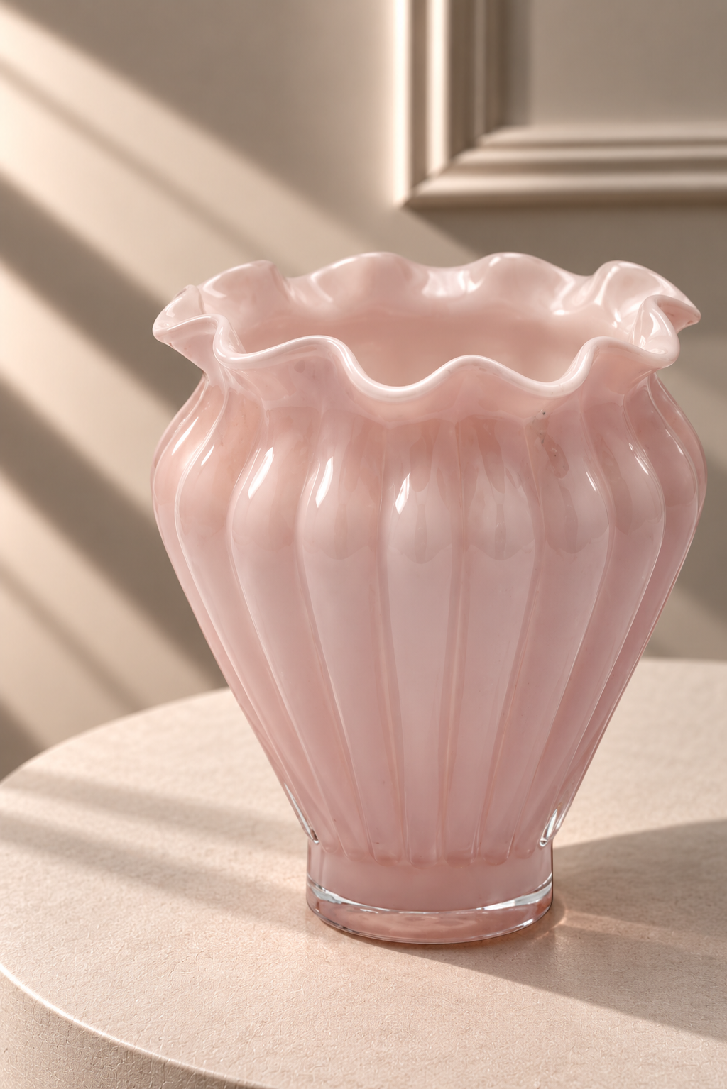 Jarrón Flor Rosa de cuerpo acanalado, acabado brillante y borde ondulado en forma de pétalos.