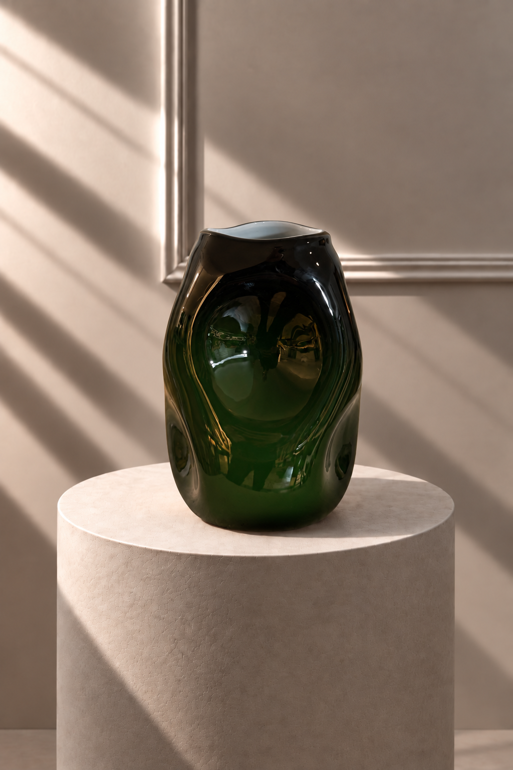 Jarrón Verde Bosque de silueta orgánica y ligeramente asimétrica, con acabado brillante y degradado de verde oscuro a verde claro.