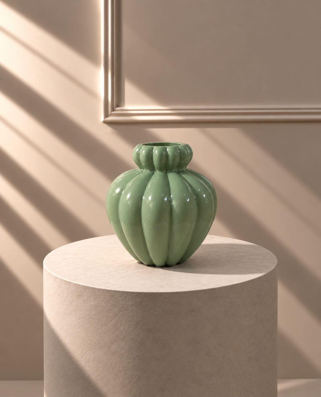 Jarrón Verde Oliva de cerámica sobre pedestal en un interior iluminado por el sol