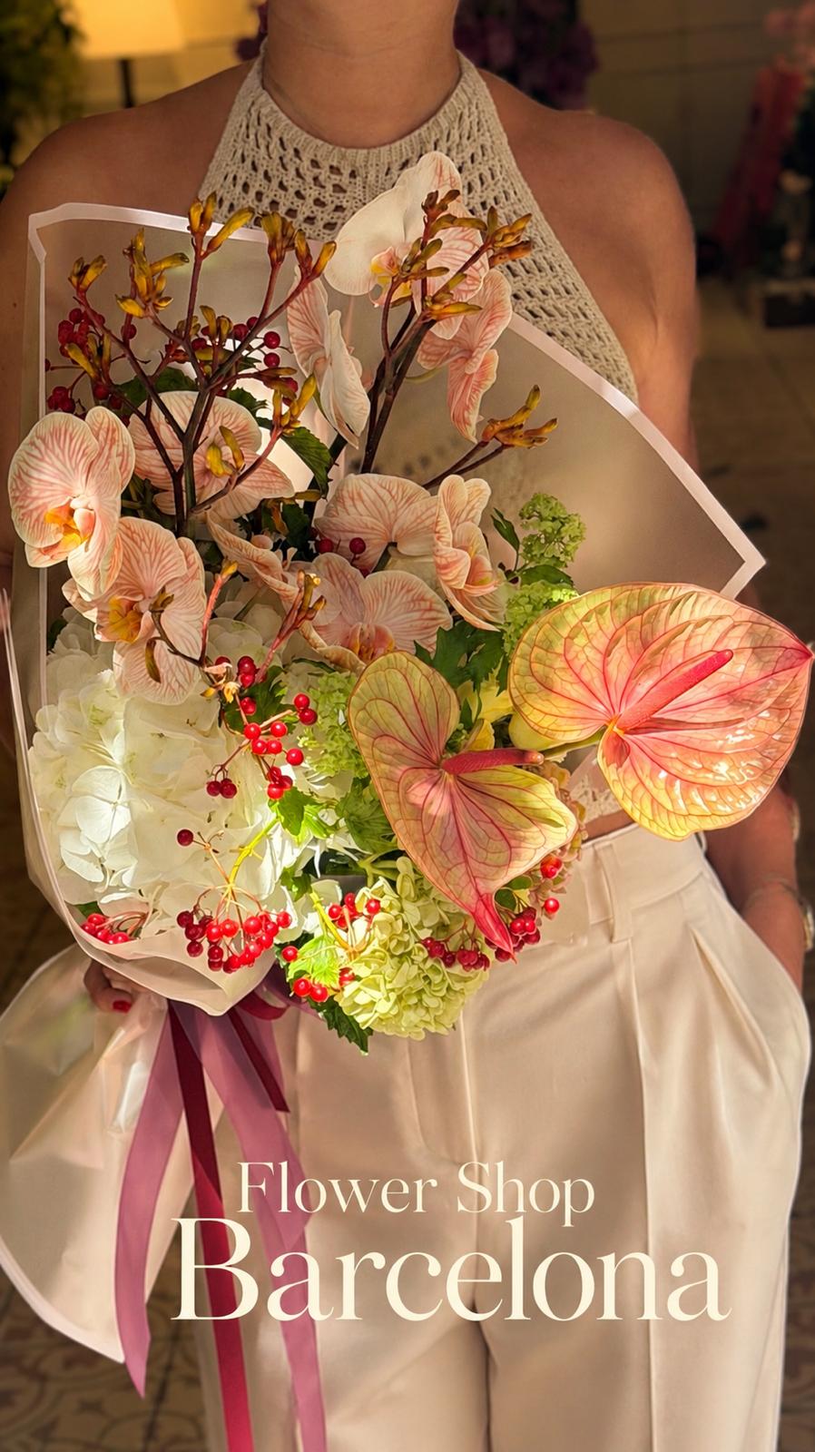 Ramo Orquídea Nácar con orquídeas Phalaenopsis crema y rosa, anturios rosados, hortensias blancas y verdes, anigozanthos y bayas rojas.