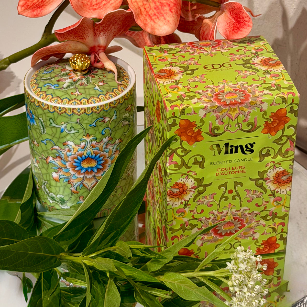 Vela Ming Couleurs D'Automne verde con motivos florales, tapa decorativa y caja a juego.