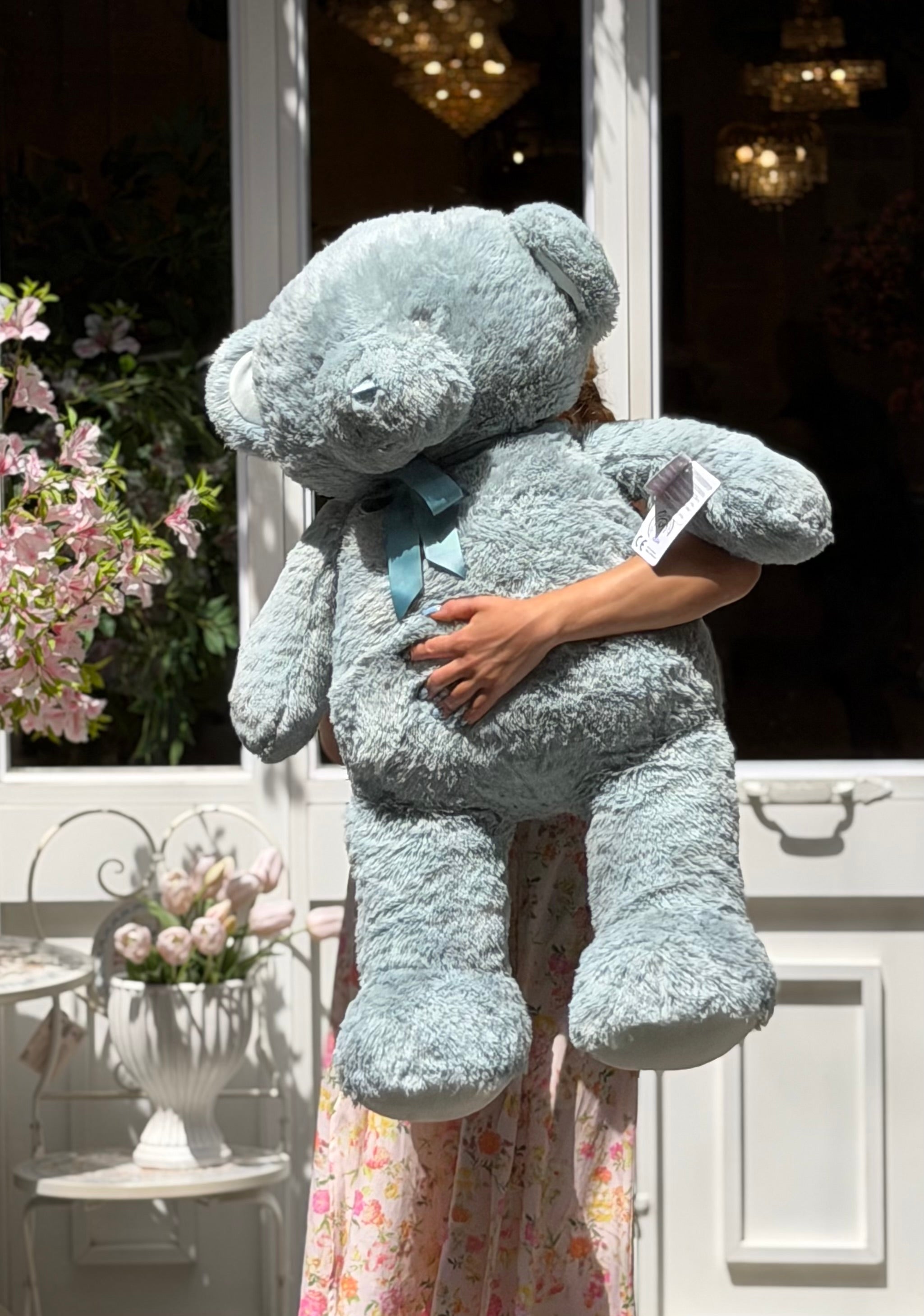 Oso de peluche grande azul de 90 cm sostenido en brazos