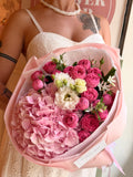 Ramo Fusión Rosa con hortensias rosas, rosas fucsia y lisianthus blanco