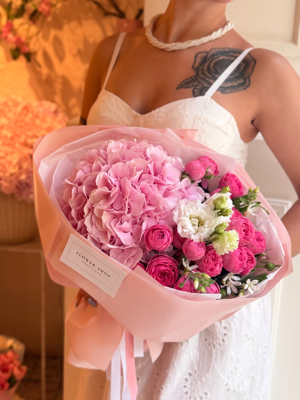Bouquet romántico Fusión Rosa con hortensias, rosas y lisianthus en tonos rosa y fucsia