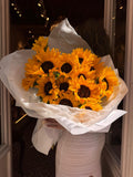 Ramo Girasoles Soleados con 15 girasoles amarillos y envoltorio de papel blanco