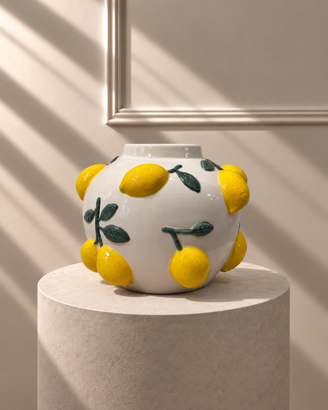 Jarrón Limones Grande de cerámica blanca con limones amarillos y hojas verdes en relieve, vista frontal.
