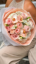 Ramo Rosa de Seda con Orquídea con rosas en tonos melocotón y rosa y delicadas orquídeas